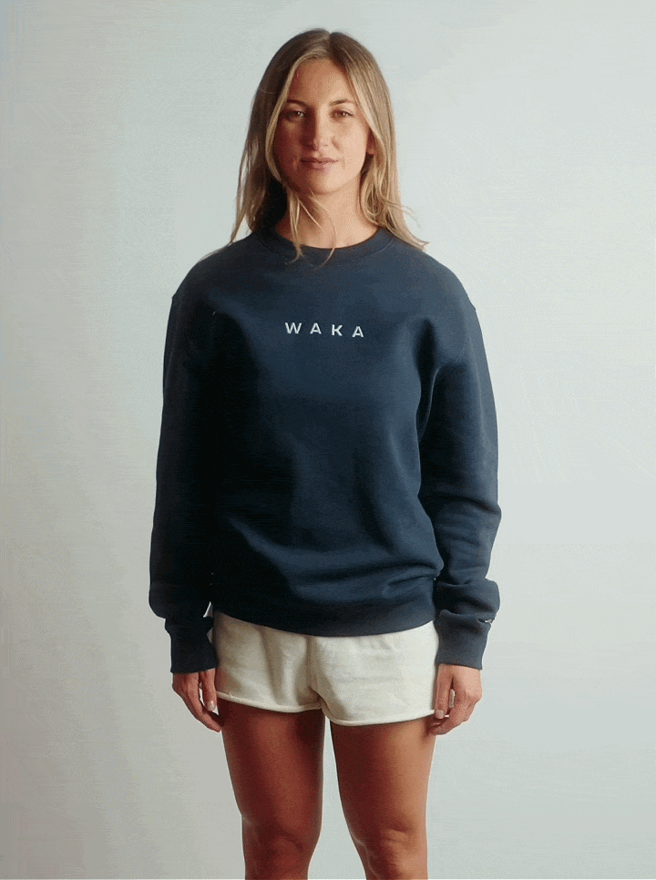 POLERON CREWNECK REGULAR MUJER TAPU AZUL MARINO WAKA